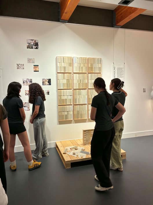 Panneau acoustique de l’artiste lauréate Chloé Beaulac, en papier et bois